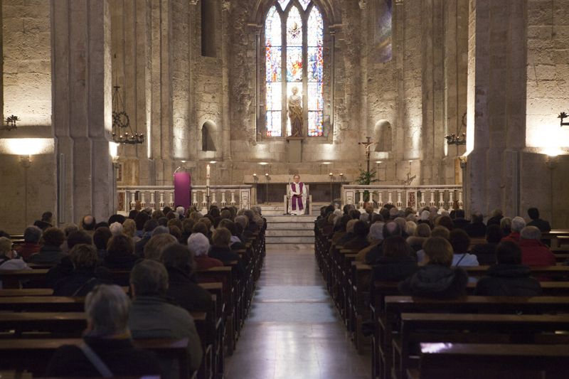 El mossèn del Monestir, Blai Blanquer, ha oficiat el funeral de la Pepa Llunell. FOTO: Artur Ribera