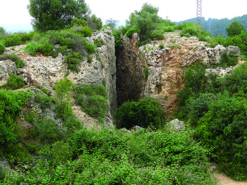 Les peculiars formacions calcàries formen les escletxes. Foto: Artur Ribera