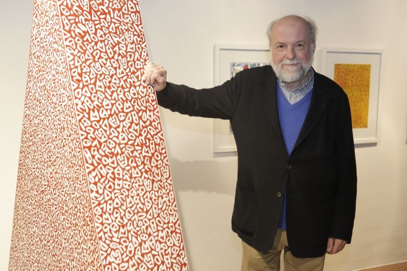 Sergi Barnils al costat de l’obra que es pot veure a Canals-Galeria d’Art fins al mes d’agost. FOTO: Artur Ribera