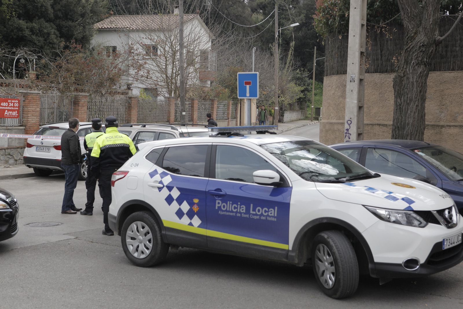 La policia custodiant la casa de les víctimes dilluns, 23 de març. FOTO: Artur Ribera