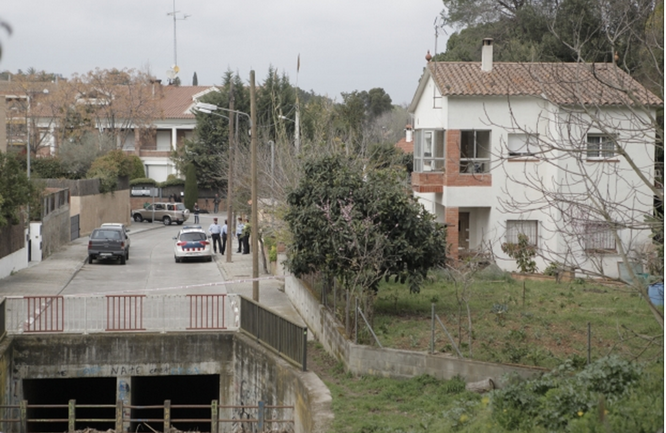 La casa dels dos ancians morts custodiada pels Mossos  FOTO: Artur Ribera