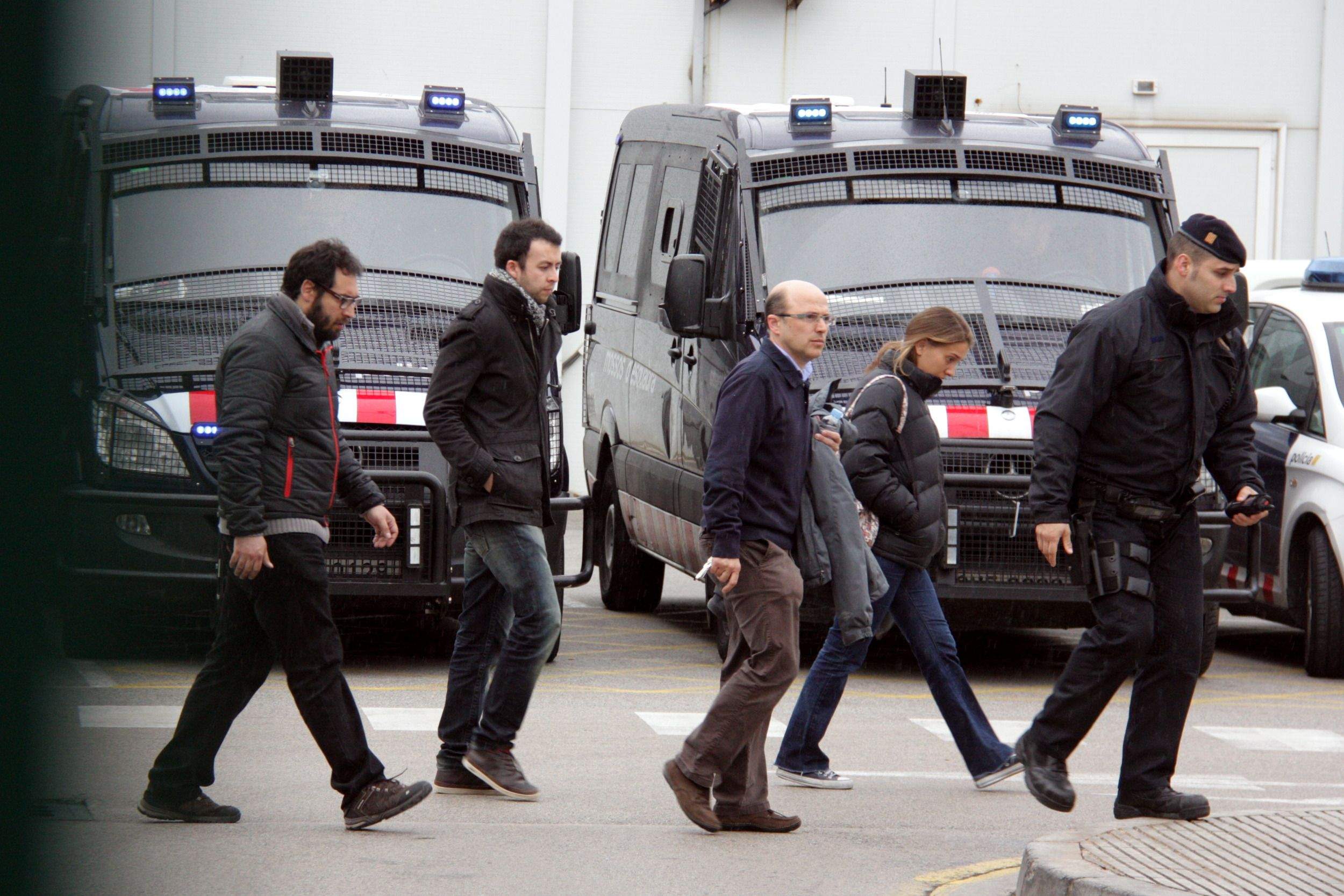 Mossos d'Esquadra acompanyant possibles familiars. FOTO: ACN