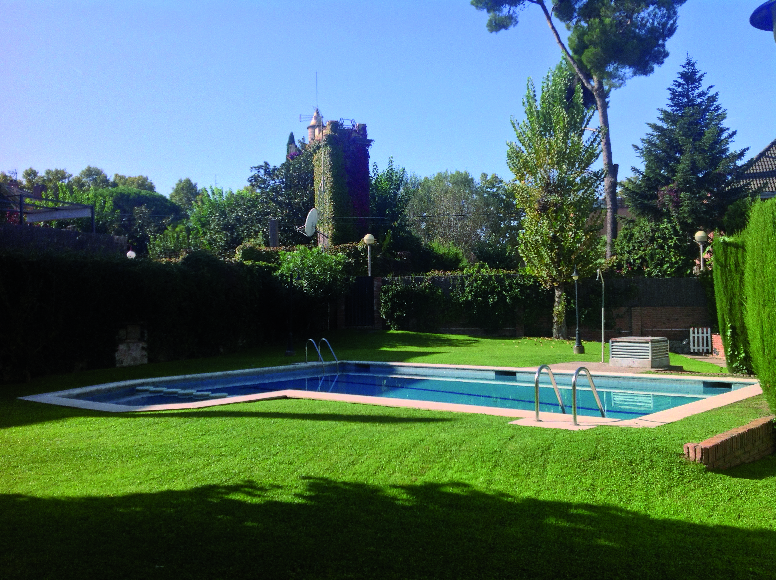 Cases adossades amb jardí privat i zona comunitària són una bona alternativa per a famílies. FOTO: Cedida