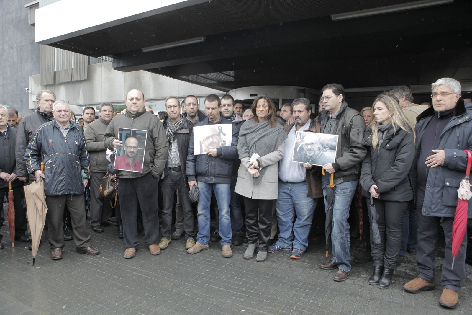 200 persones assistien al minut de silenci per les víctimes FOTO: Artur Ribera
