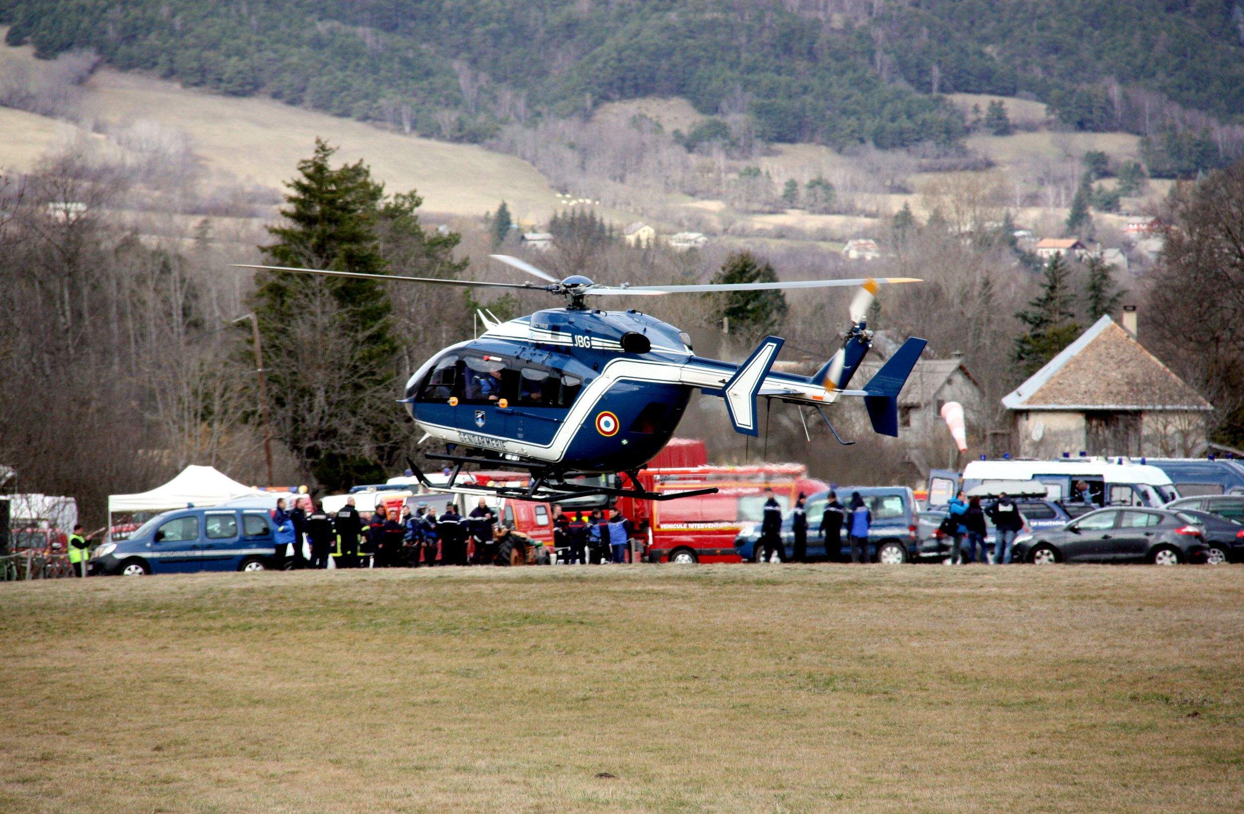 Alguns equips aeris s'enlairen cap a la zona sinistrada. FOTO: ACN 