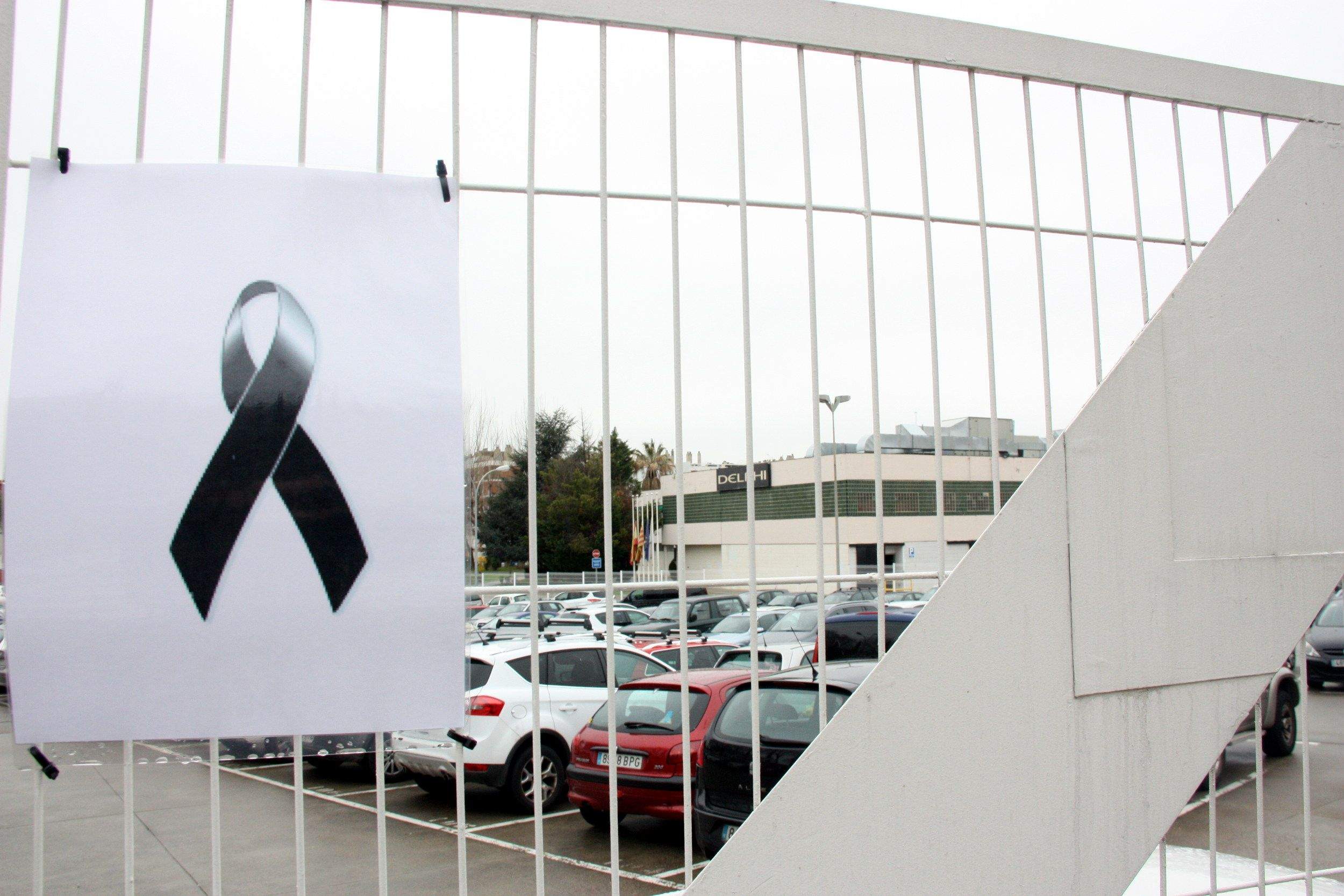 Un llaç negre a la planta de l'empresa a Sant Cugat. FOTO: ACN