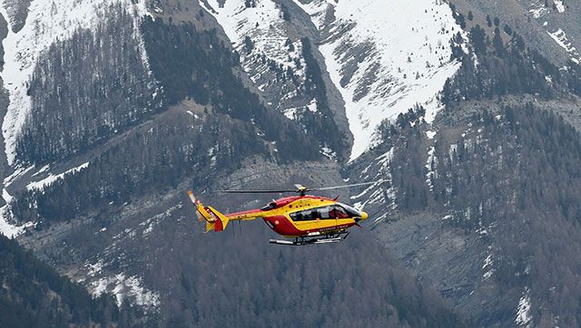 Un helicòpter sobrevola el lloc de l'accident aeri. FOTO: Cedida