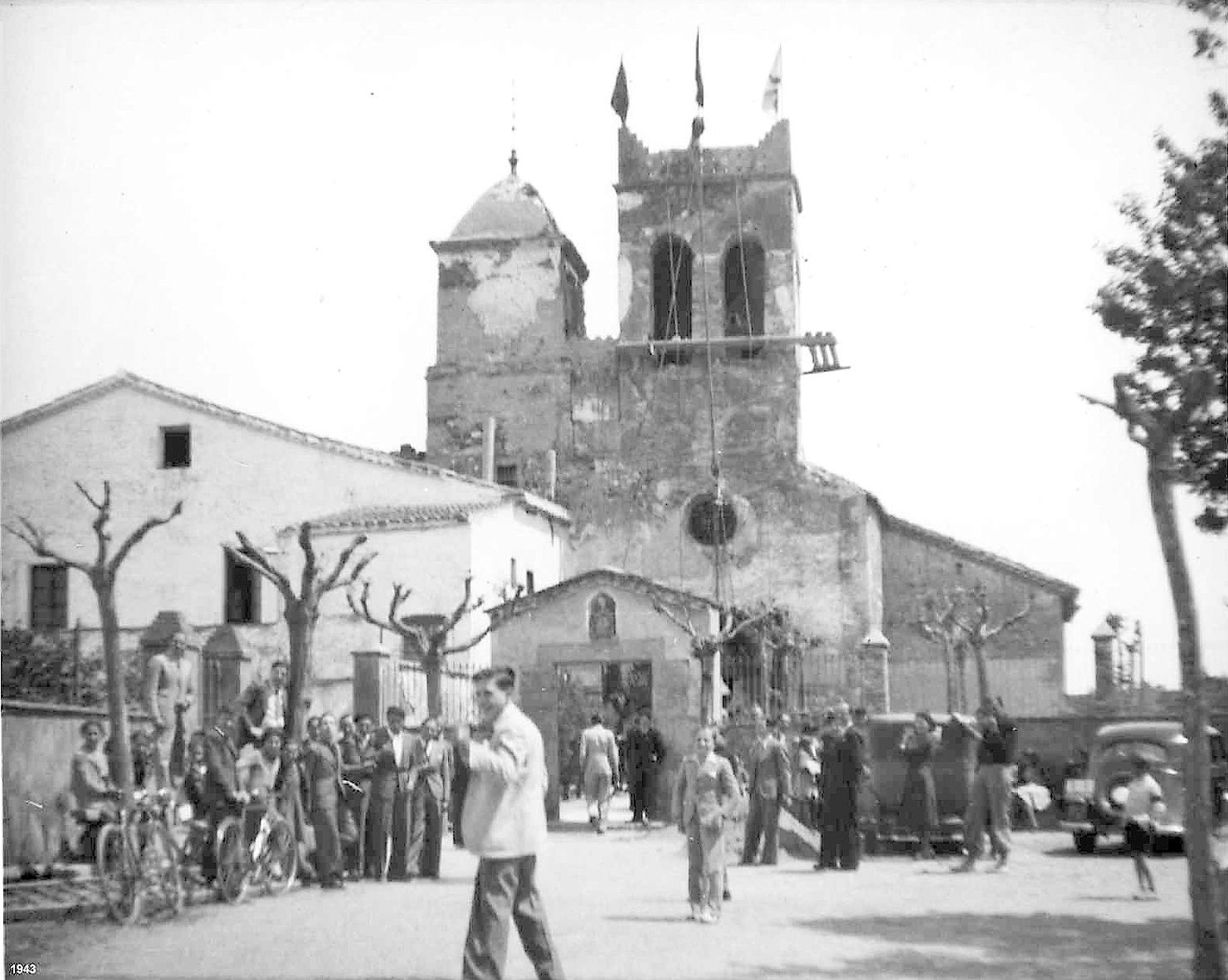 Molts Joves anaven a peu fins a l’esglesia de St. Cebrià de Valldoreix. Foto: Arxiu