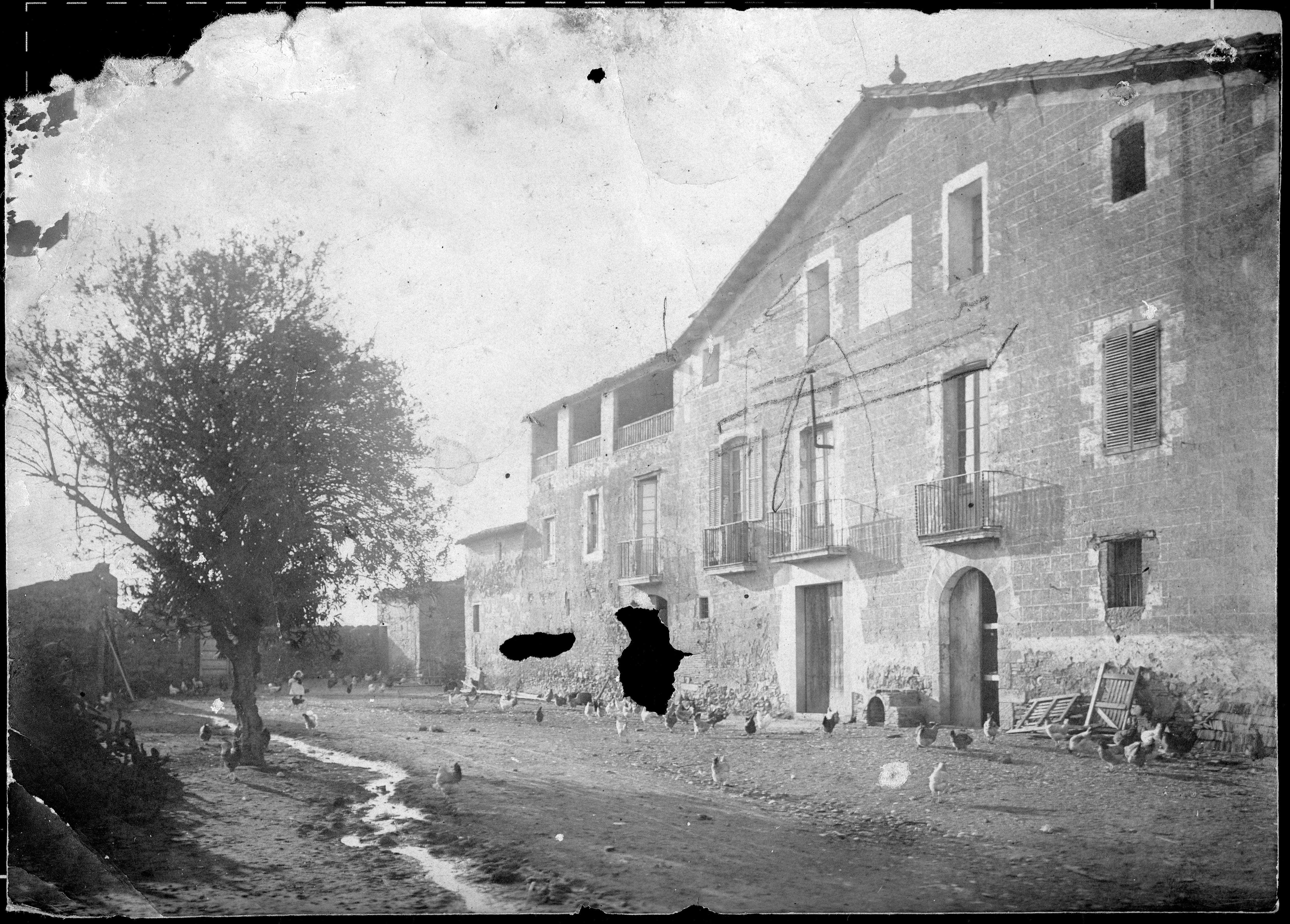 Masia de Torre Blanca a principis del segle XX. Autor: Laureà Coll i Soler. Fons Pere Pujol Tortosa, AHSCV.