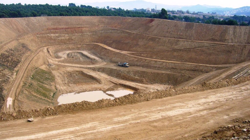 Puigfel SA vol restaurar el clot amb runes i no amb terra, tal com requeria la Generalitat. FOTO: Artur Ribera