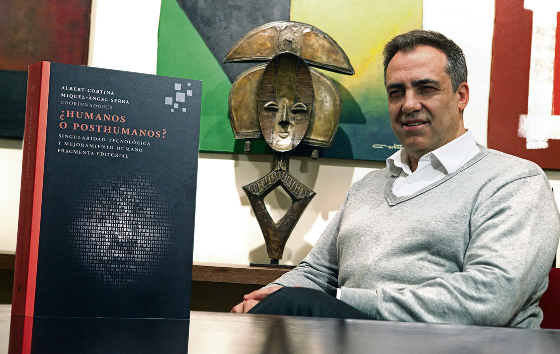 Albert Cortina coautor del llibre, en el seu despatx. FOTO: Artur Ribera