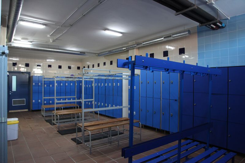 Un vestidor d'un equipament esportiu de Sant Cugat. FOTO: Lali Puig