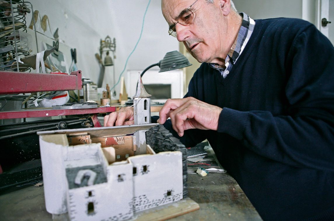 Jordi Roca treballant en la construcció d'una de les seves maquetes. FOTO: Artur Ribera