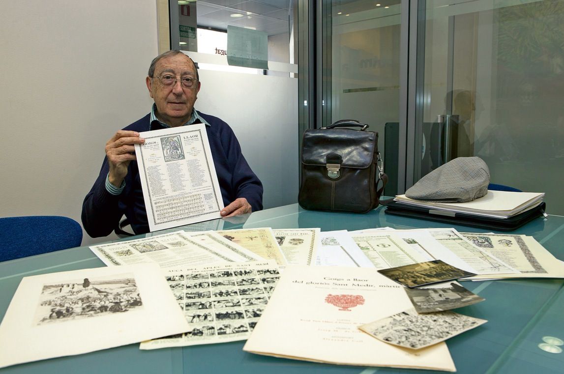 Joaquim disposa, en la seva col·lecció, d'un gran nombre de goigs i d'auques de Sant Medir. FOTO: Artur Ribera