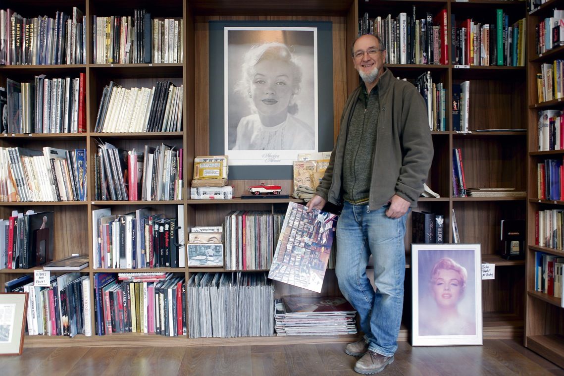 Frederic Cabanas davant una de les llibreries del seu Museu. FOTO: Artur Ribera