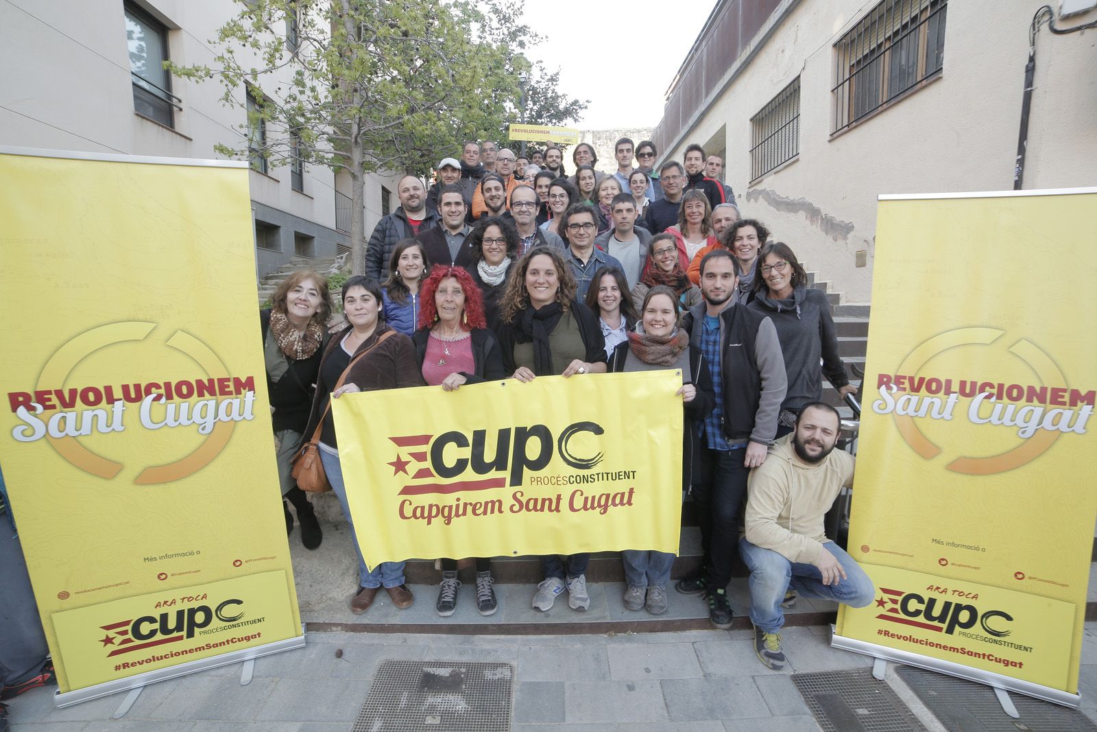 Els candidats i ciutadans que donen suport a la candidatura. FOTO: Artur Ribera
