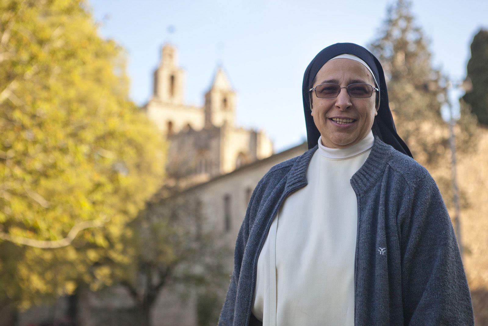   Sor Lucía Caram, amb el Monestir de Sant Cugat de fons. FOTO: Artur Ribera