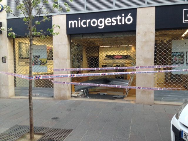 Estat en el qual ha quedat la porta després del butró. FOTO: M. Sagalés