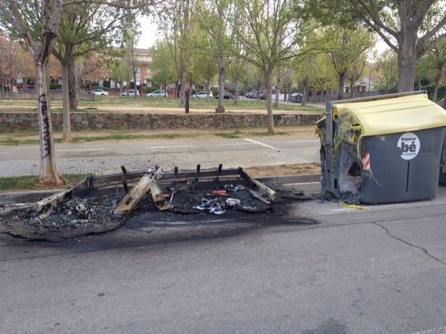 Imatge d'arxiu d'un contenidor cremat a Mira-sol. FOTO: Lali Puig