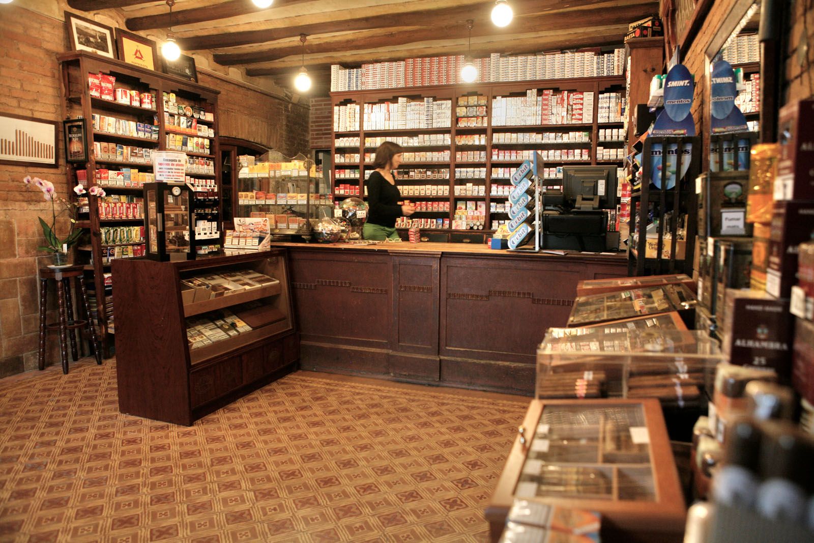  L''estanc de la plaça Barcelona és un dels comerços amb història de Sant Cugat. FOTO: Artur Ribera