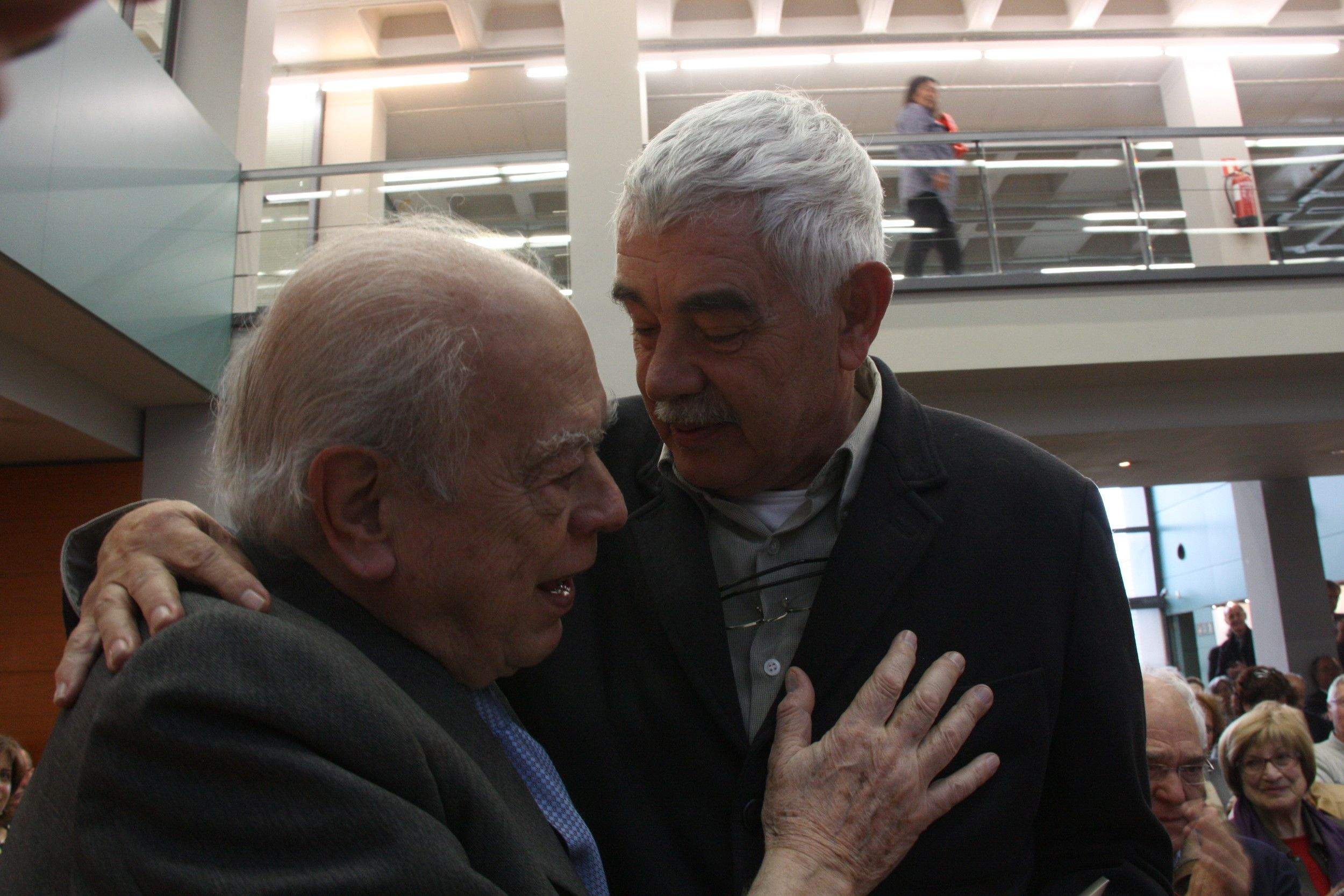 Els Presidents de la Generalitat de Catalunya, Jordi Pujol i Pasqual Maragall, en un moment emotiu durant l'entrega de diplomes. FOTO: ACN