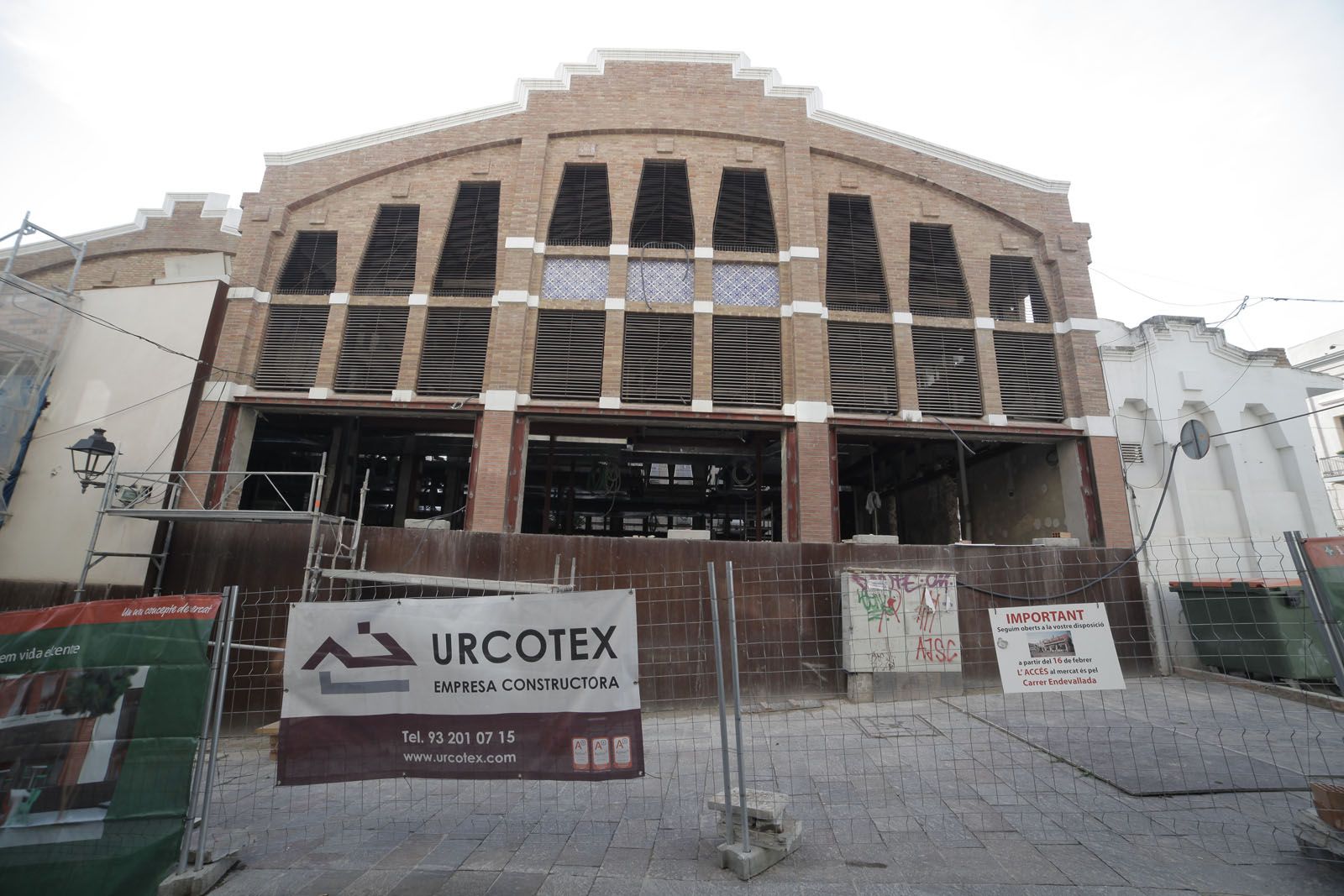 S'ha tirat part de la façana, que es convertirà en una vidriera. FOTO: Artur Ribera