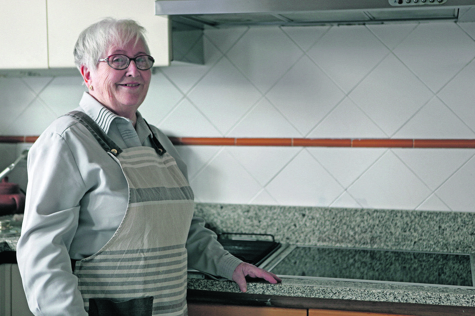 L'Enriqueta Guarch, davant els seus fogons. FOTO: Artur Ribera