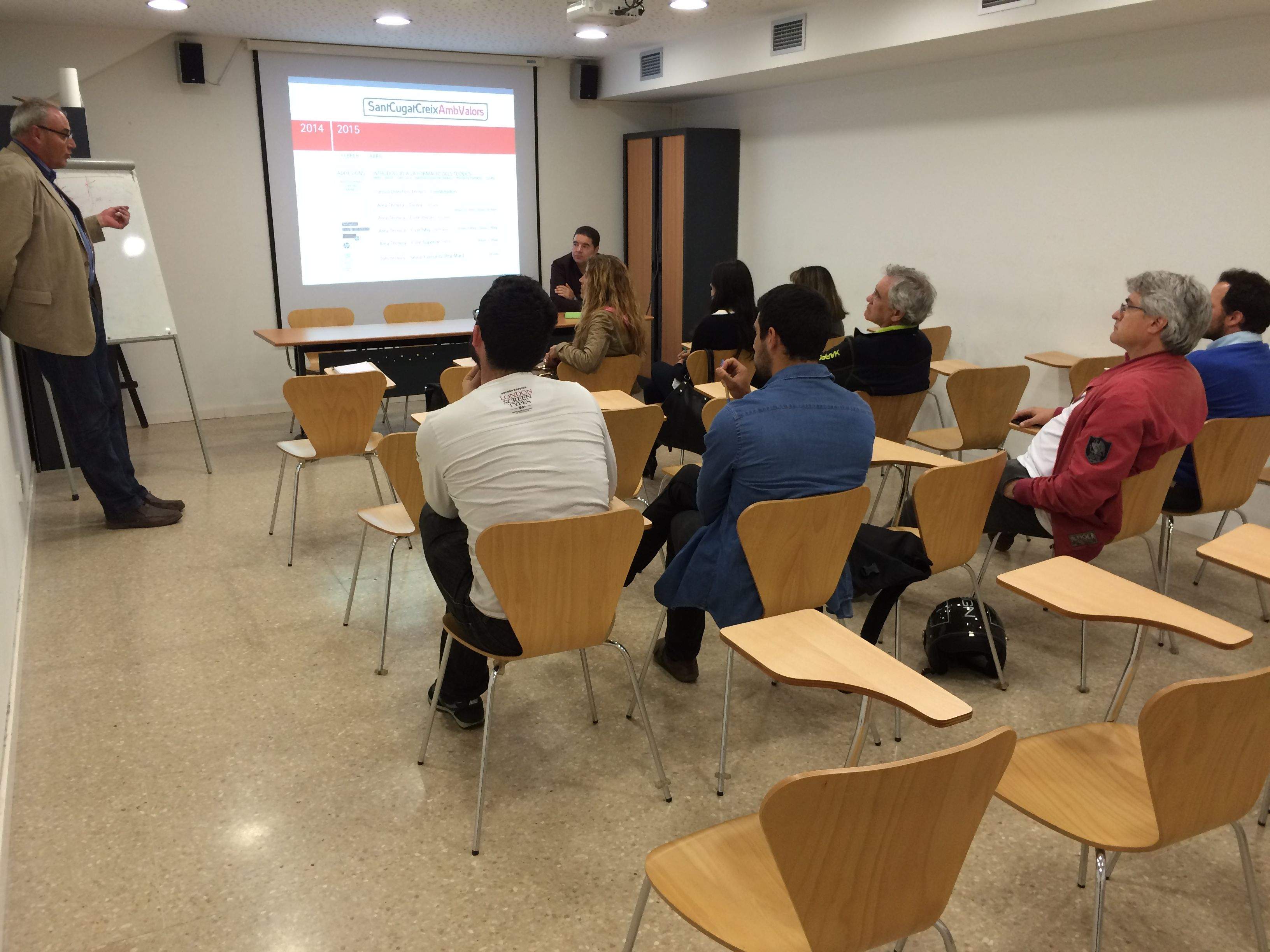 Miquel Martínez, dempeus a l'esquerre, i Albert Salarich, van explicar la Carta Ètica. FOTO: À. L. P.