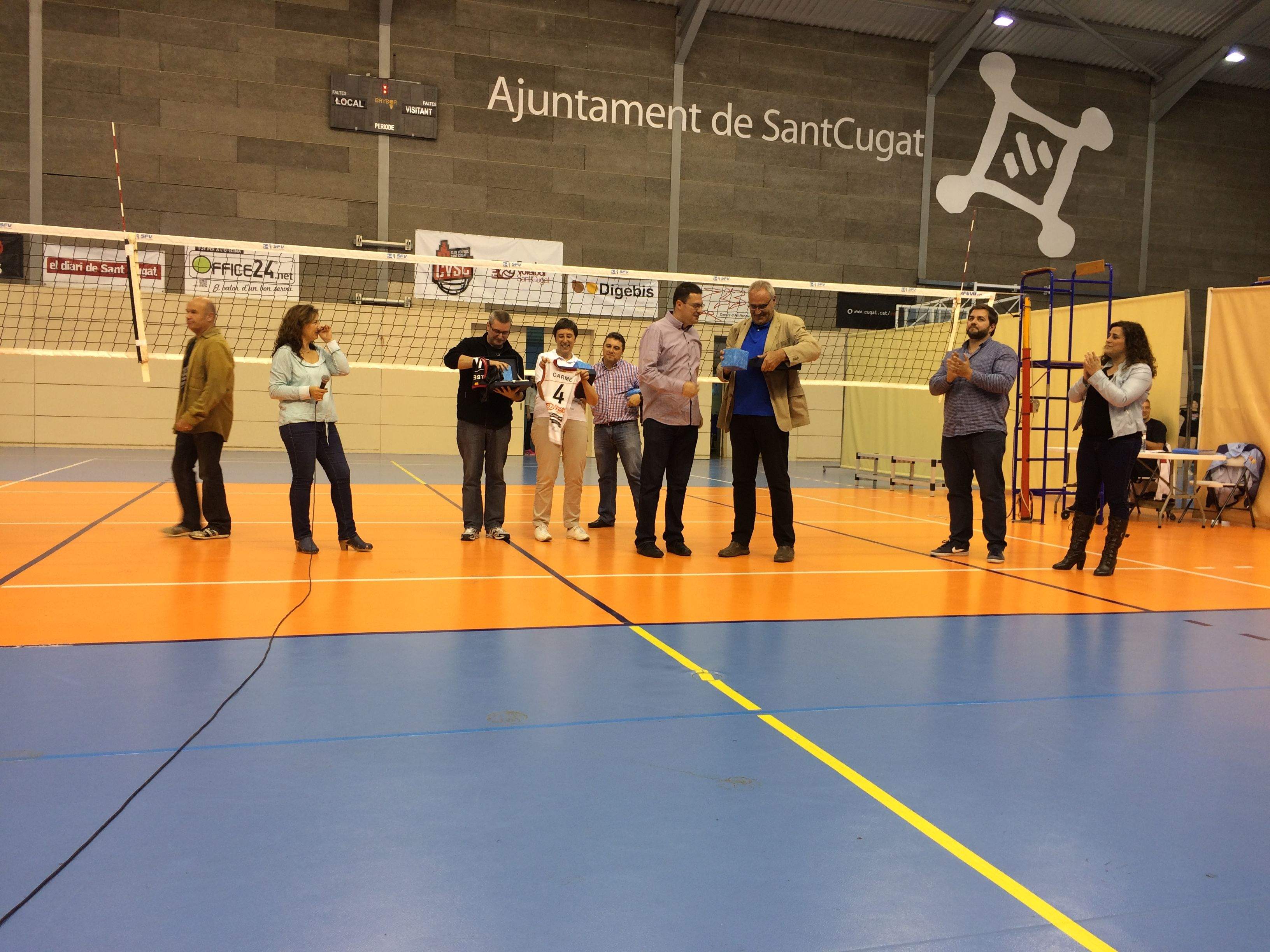 Miquel Martínez ha rebut una placa commemorativa. FOTO: À. L. P.