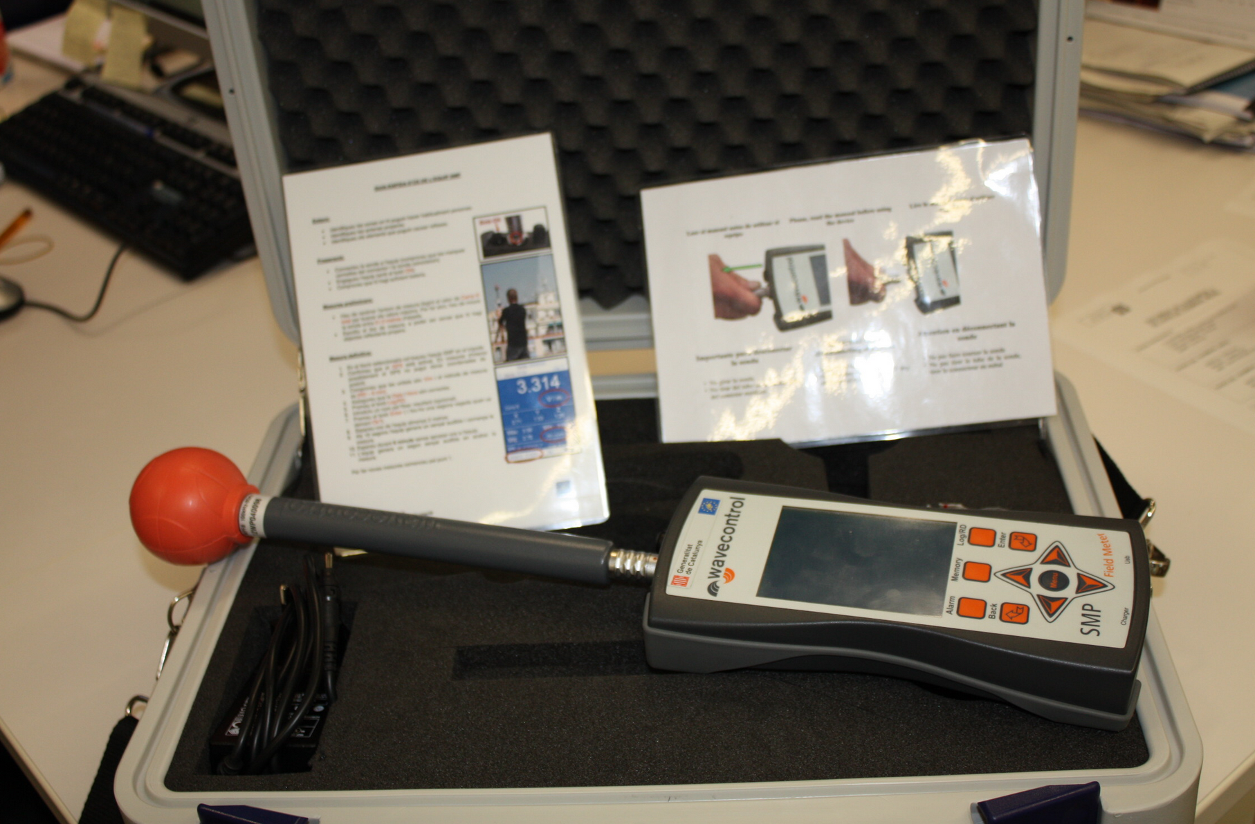 Equip portàtil de mesures de camps electromagnètics. FOTO: Local Press