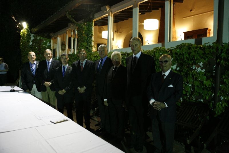  Paco Caià, el primer a la dreta de la imatge, en l'acte de reconeixement a Richard Martínez, el setembre del 2011. FOTO: Artur Ribera