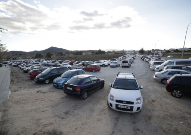 Aparcament a la zona de l'Hospital General FOTO: Artur Ribera