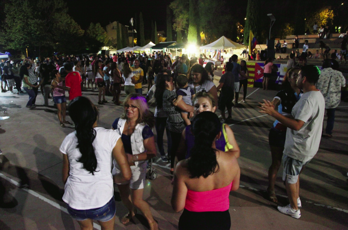 Connectar amb gent del mateix origen és una manera per no sentir-te tan lluny de casa. FOTO: Arxiu