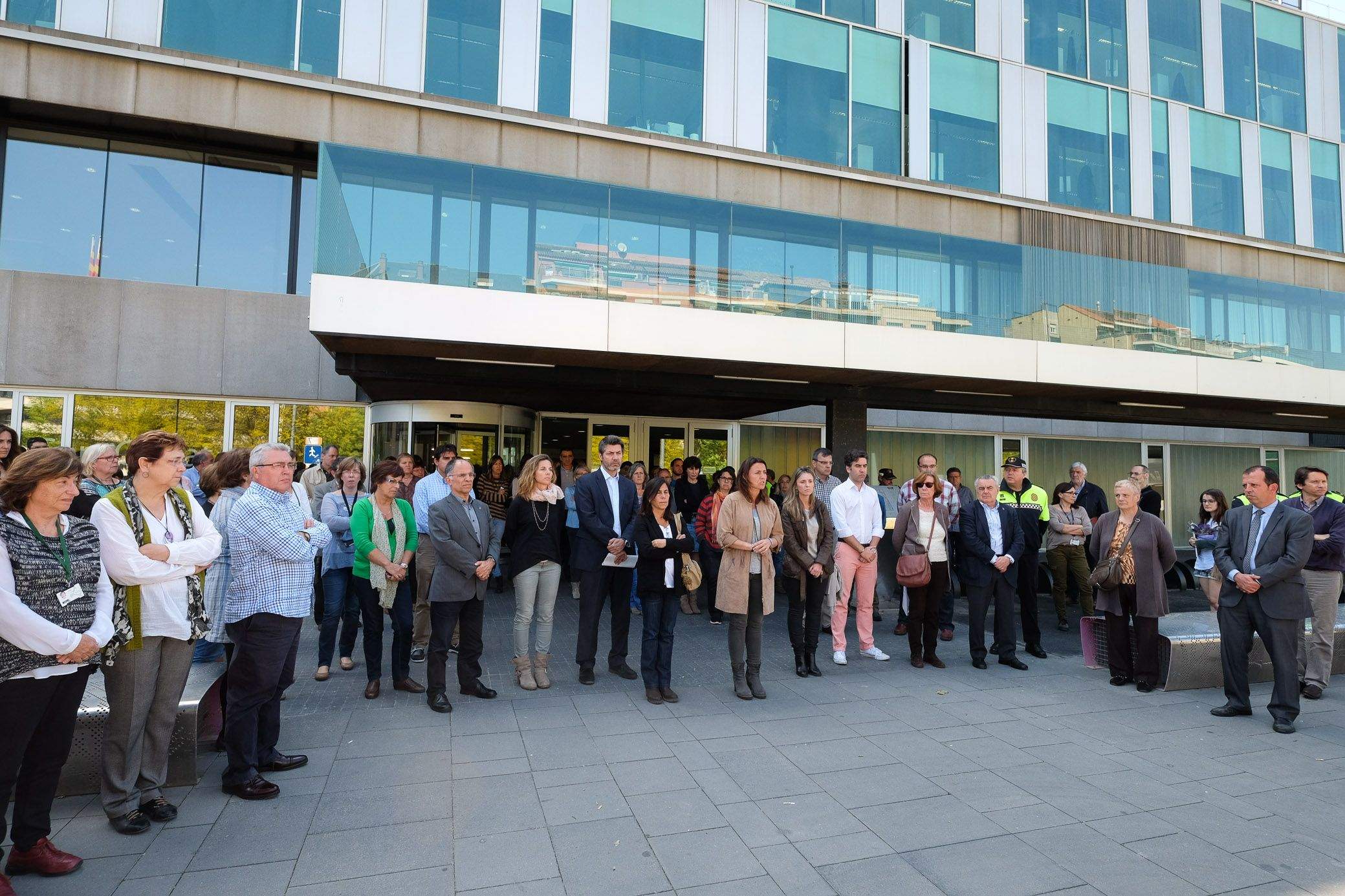 Minut silenci a l'exterior de l'Ajuntament. FOTO: Localpress