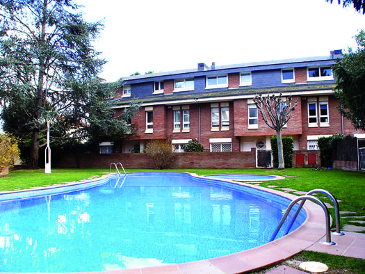  Parc Central - Colomer. 230 m2. Jardí privat, piscina comunitària, sala 35 m2, cuina office, 4 dormitoris (1 suite), 3 banys i golfes amb solàrium. Garatge 2 cotxes. A 2 minuts del centre. 680.000 €