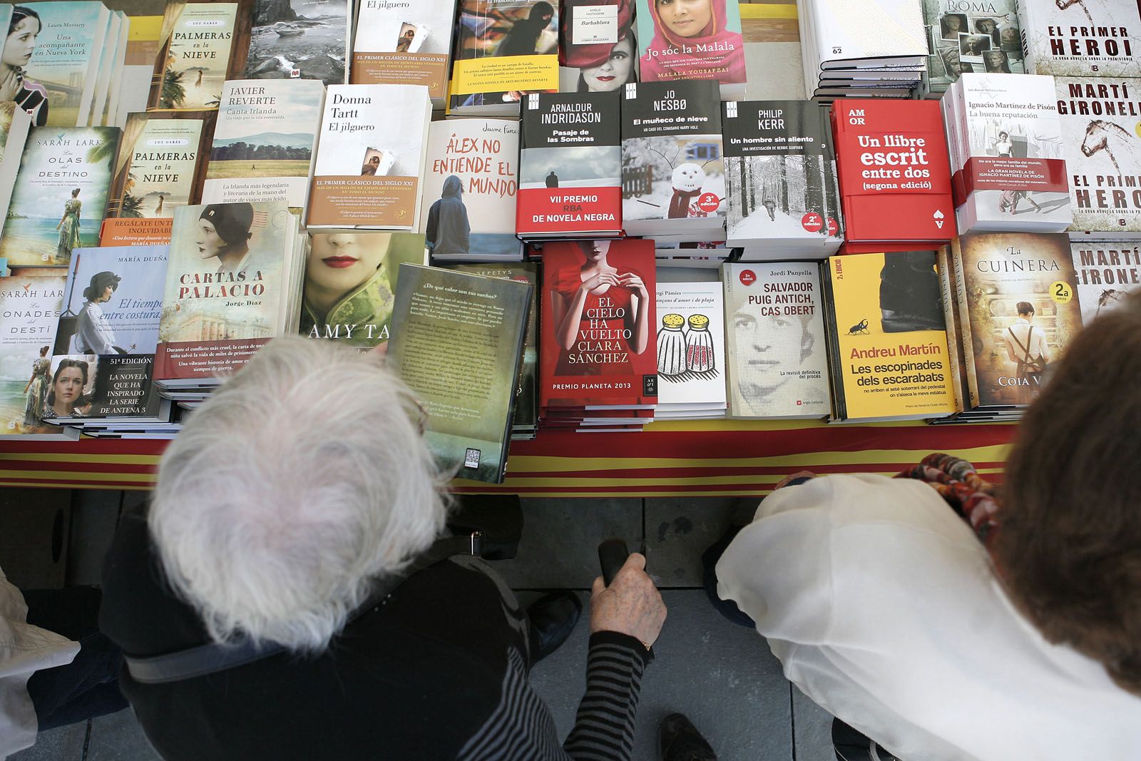 Per Sant Jordi els santcugatencs busquen el llibre més adequat FOTO: Artur Ribera
