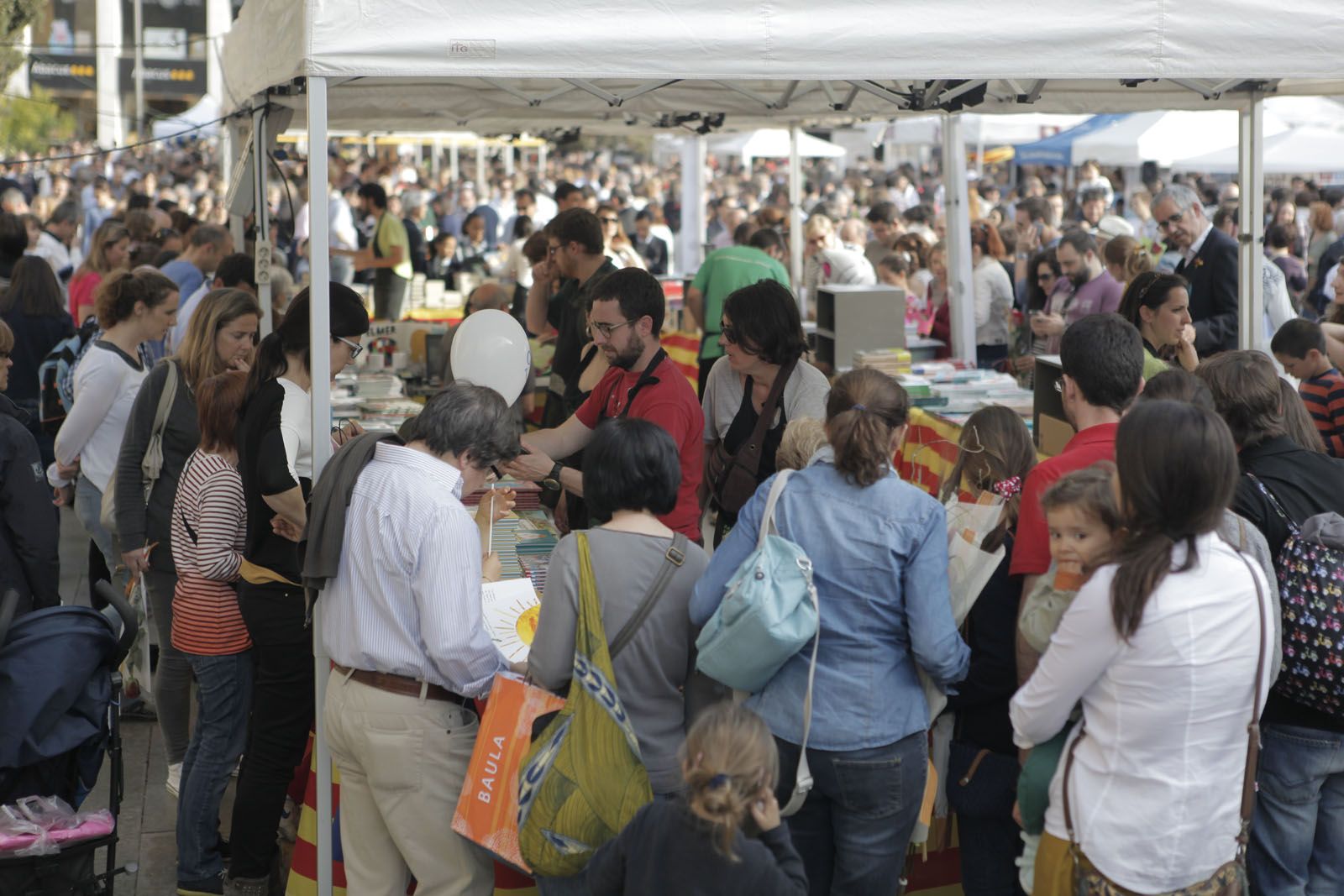 Aquest Sant Jordi els santcugatencs s'han decantat pels escriptors locals i la rosa vermella. FOTO: Artur Ribera