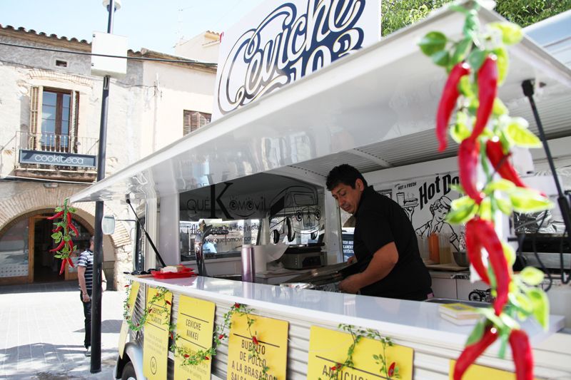 Un dels food truks instal·lats a la plaça de Sant Pere. FOTO. Lali Puig