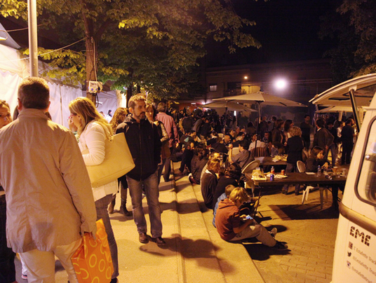 Els Food Trucks han omplert la plaça de Pep Ventura aquest dissabte al vespre. FOTO: Lali Puig