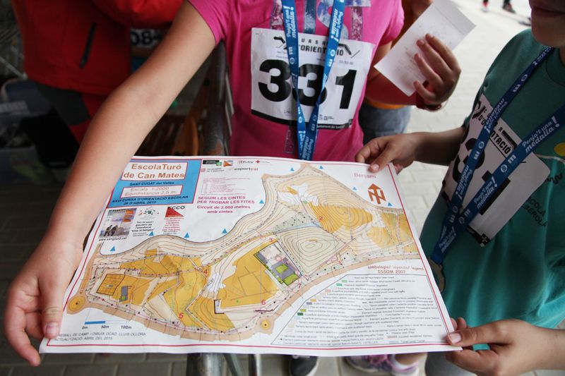 Cada participant ha disposat d'un mapa orientatiu per trobar les fites. FOTO: Lali Puig
