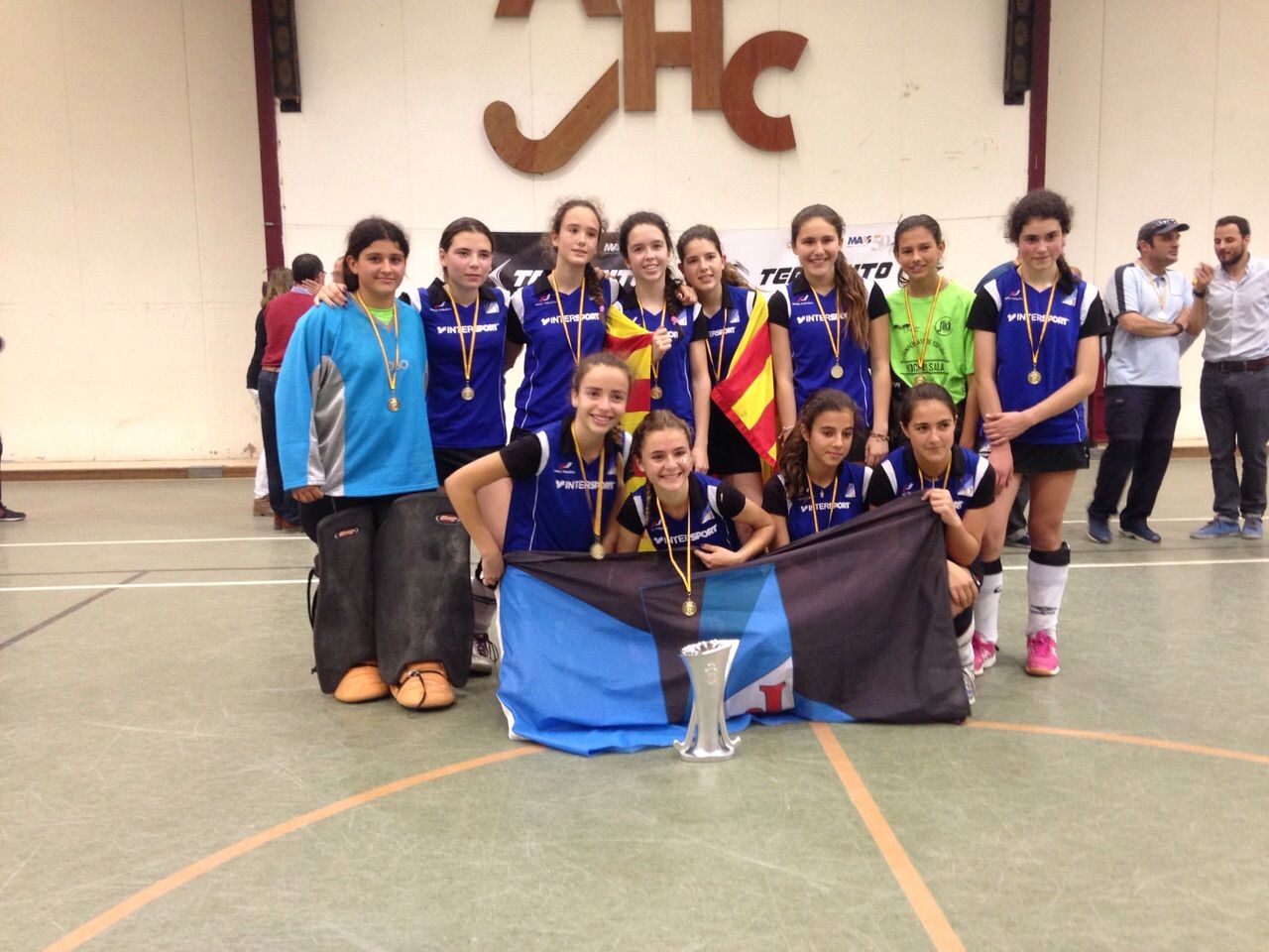 L'equip infantil A femení del Junior FC, amb el trofeu que l'acredita com a campió d'Espanya d'hoquei sala. FOTO: Jordi Ballbé 