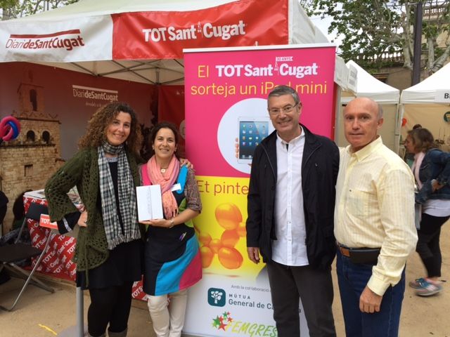 d'esquerra a dreta: Elisa Palazón, comercail del TOT, Sònia Sánchez, premiada, Ramon Grau, editor del TOT i Carlos Rodríguez, logística. FOTO: L. Grau