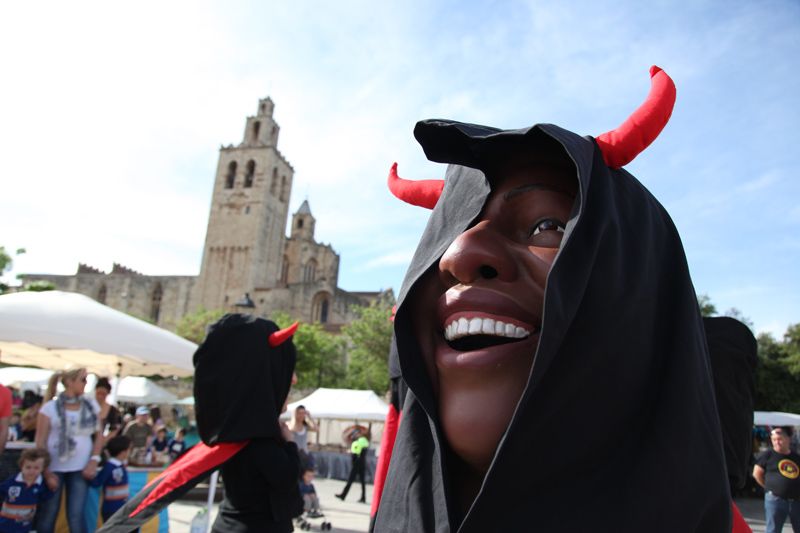 Inici de l'Encabronada amb un cercavila i direfents activitats. FOTOS: Lali Puig