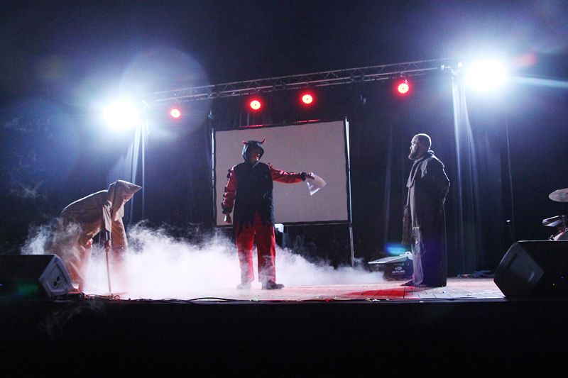 La llegenda del Boc de Can Vernet durant l'Encabronada a la Plaça del Rei. FOTOS: Lali Puig