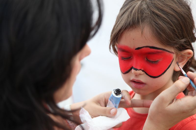 Diferents activitats diumenge al matí durant l'Encabronada a la Plaça del Rei. FOTOS: Lali Puig
