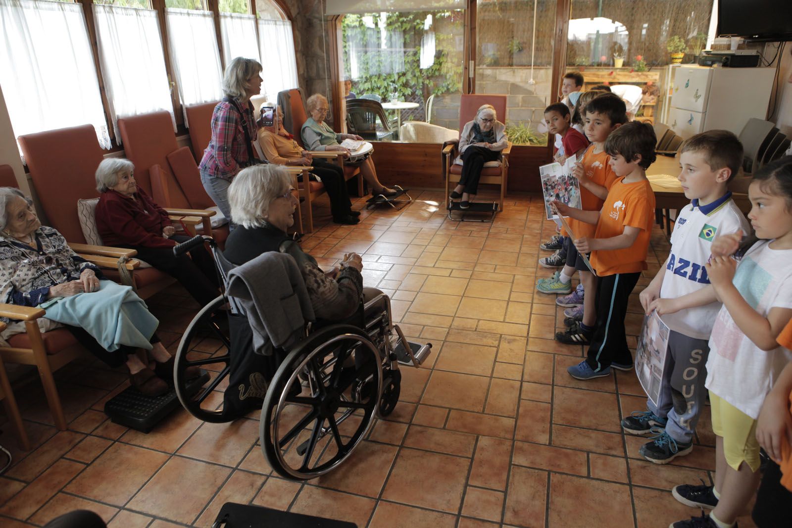 Els alumnes han intercanviat impresions amb avis i àvies. FOTO: Artur Ribera