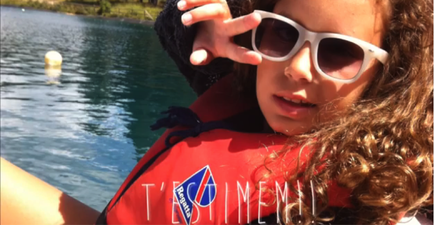 Imatge del vídeo de presentació del projecte 'Implica't', on apareix la Laia fent el símbol de la campanya