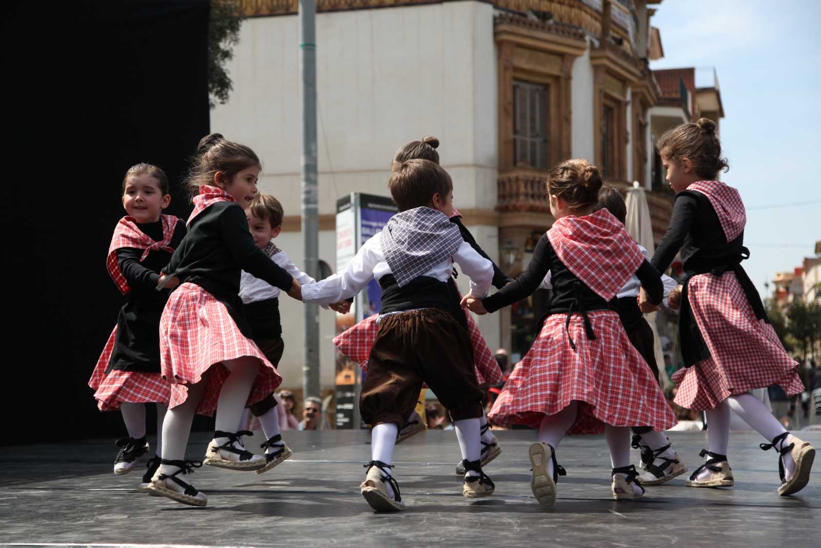 L'Escola de Dansa durant l'actuació de la Festa dels 20 anys del grup. FOTO: Lali Puig