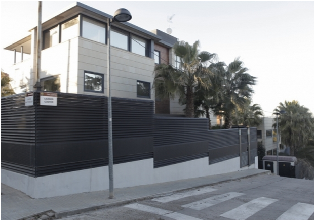 Una de les cases que la sentència del TSJC obligaria a enderrocar. FOTO: Artur Ribera