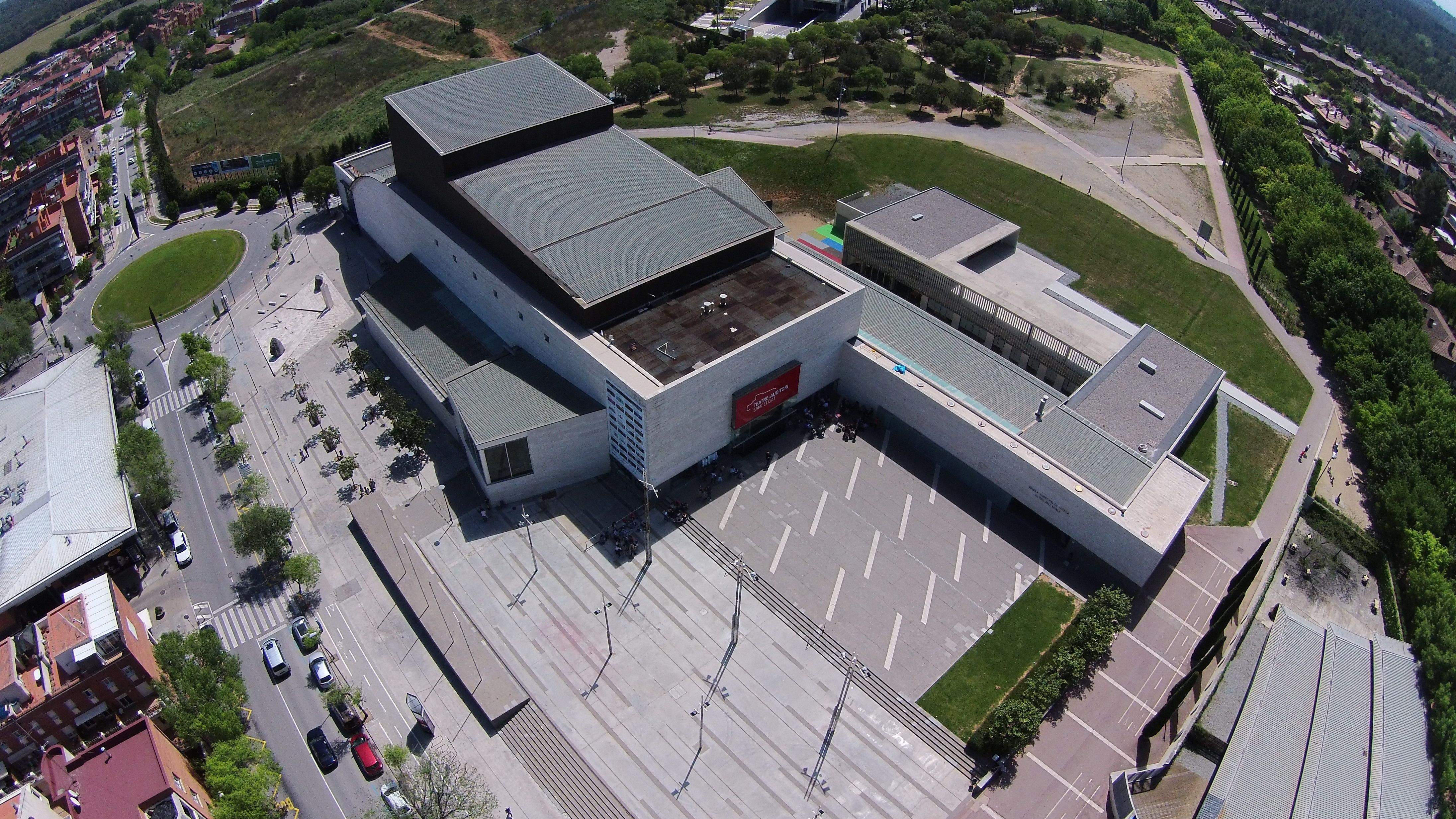 El Teatre-Auditori està situat a la plaça Victòria dels Àngels, a l'eixample de Sant Cugat